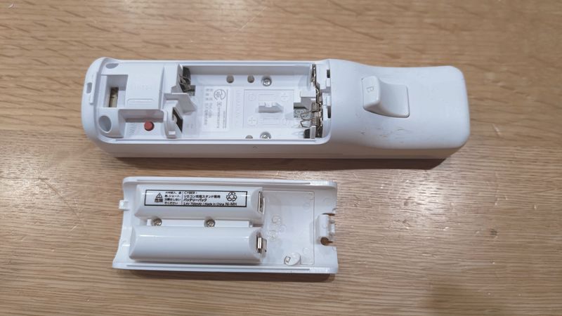 Wii U用リモコンの非接触充電 電池交換 02